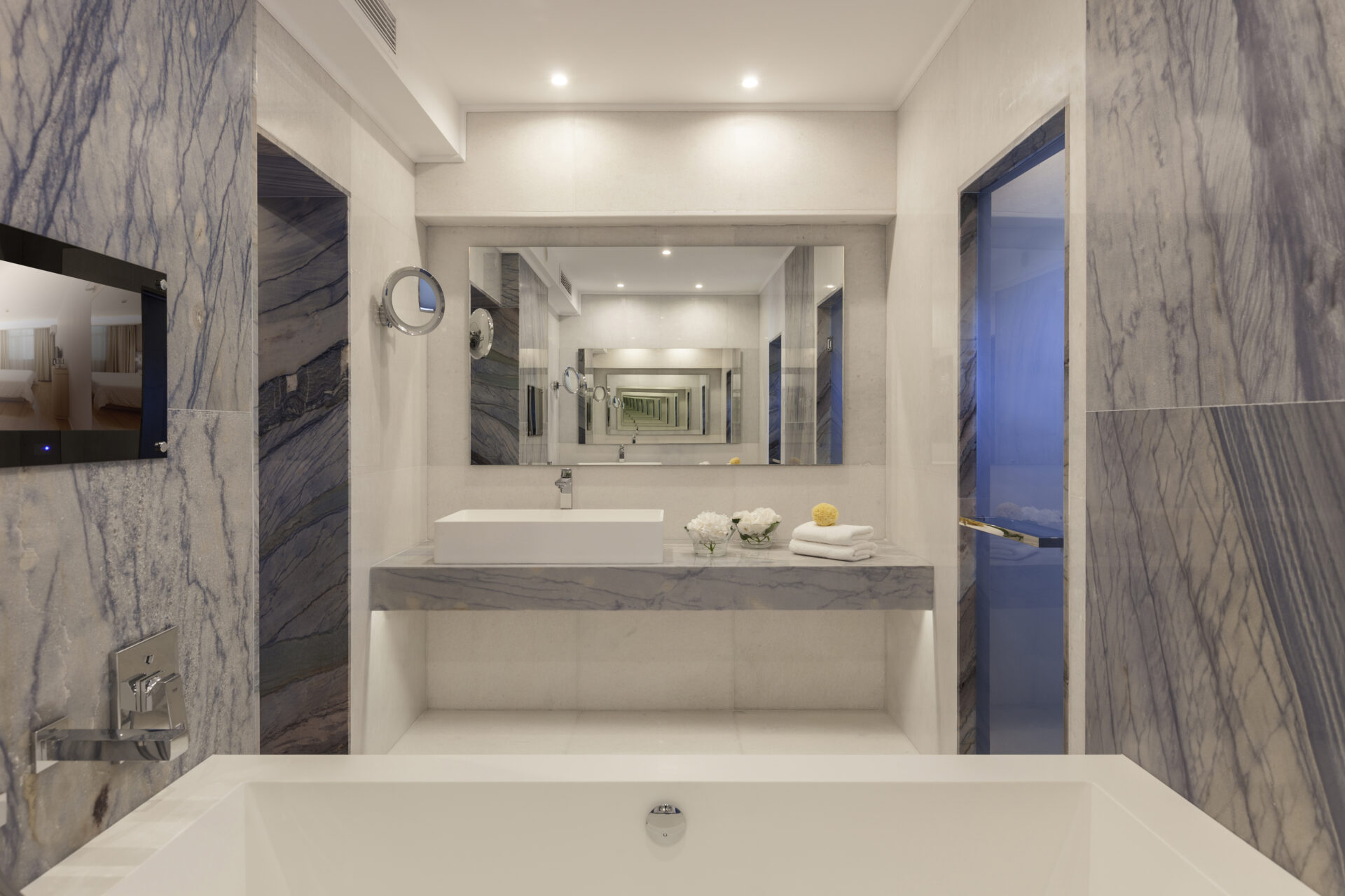 Minoan_Palace_Master_bathroom