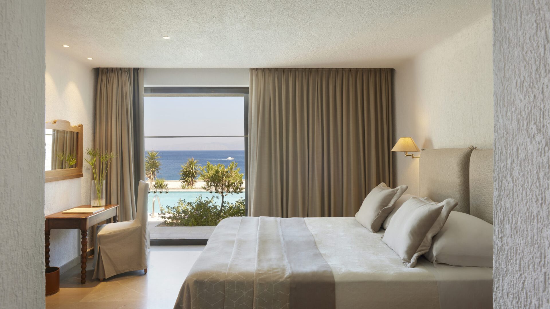 Superior_Bungalow_bedroom